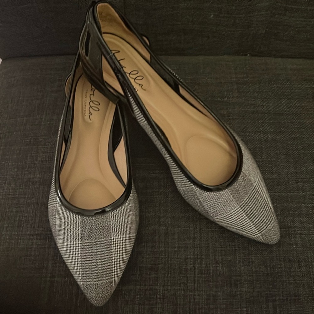 Abella black and white flat shoes. Size 7, excellent preowned condition.